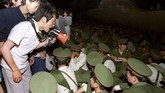 Perdana Menteri Li Peng saat itu memutuskan mengambil tindakan keras terhadap para pengunjuk rasa di Tiananmen, dengan mengirim ratusan ribu pasukan lengkap dengan senjata berat dan peluru tajam. (AFP PHOTO/CATHERINE HENRIETTE)
