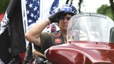 Pengendara sepeda motor memberi hormat kepada kerumunan masyarakat AS yang ikut dalam acara tersebut. (REUTERS/Mike Theiler)