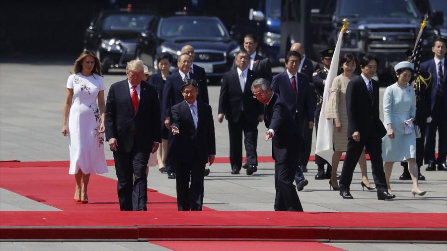 Presiden Trump disambut oleh Naruhito, Kaisar Jepang, dan istrinya di Tokyo hari Senin (27/05) dalam upacara penyambutan resmi.