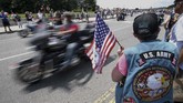 Karen Beck, dari Mechanicsville, Md., seorang veteran perang Vietnam memegang bendera ketika pengendara sepeda motor berpartisipasi dalam Rolling Thunder ke-32. (AP Photo/Alex Brandon)