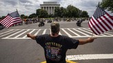 Chester Sims dari St. Augustine, membantu mengarahkan para pengendara motor yang ikut Rolling Thunder ke-32. (AP Photo/Alex Brandon)