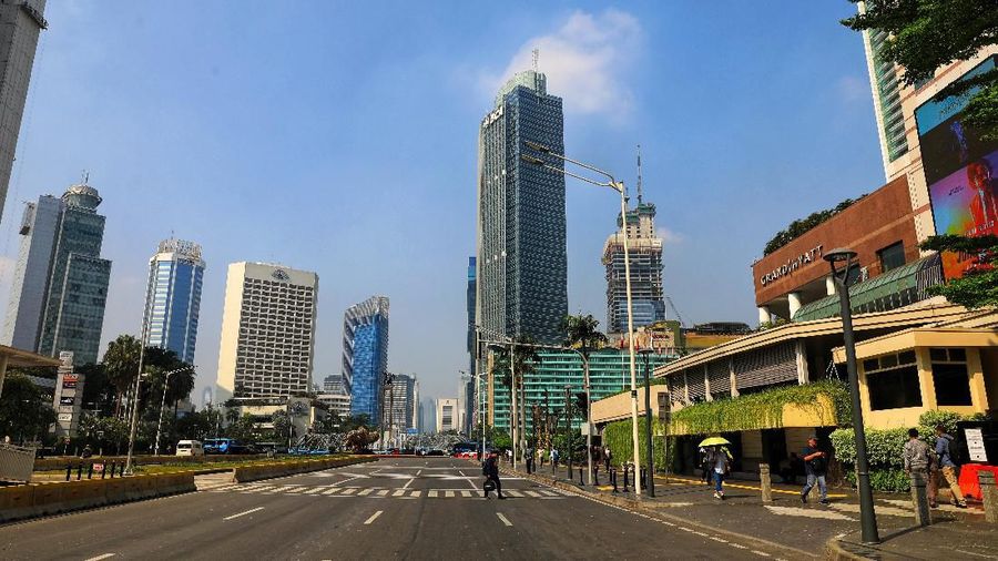 Penutupan sejumlah ruas jalan di DKI Jakarta masih berlanjut hari ini.