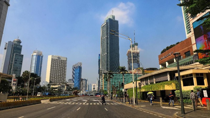 Penutupan sejumlah ruas jalan di DKI Jakarta masih berlanjut hari ini.