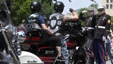 Pengendara sepeda motor berhenti untuk memberi hormat kepada marinir AS dalam rangka memberi semangat kepada veteran perang dan meminta perhatian pemerintah kepada tawanan perang. (REUTERS/Mike Theiler)