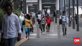 Warga yang beraktifitas di kawasan MH Thamrin mulai ramai, Stasiun MRT Bundaran HI sudah dibuka. (CNNIndonesia/Safir Makki)