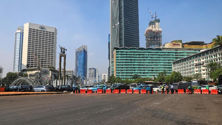 Penutupan sejumlah ruas jalan di DKI Jakarta masih berlanjut hari ini.