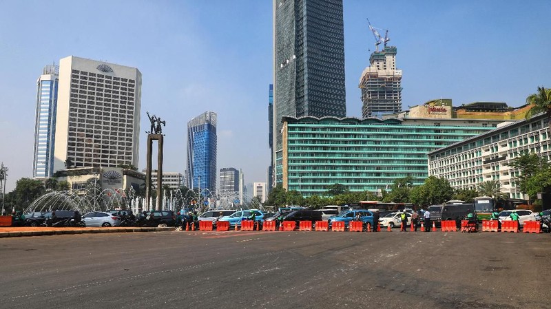 Penutupan sejumlah ruas jalan di DKI Jakarta masih berlanjut hari ini.