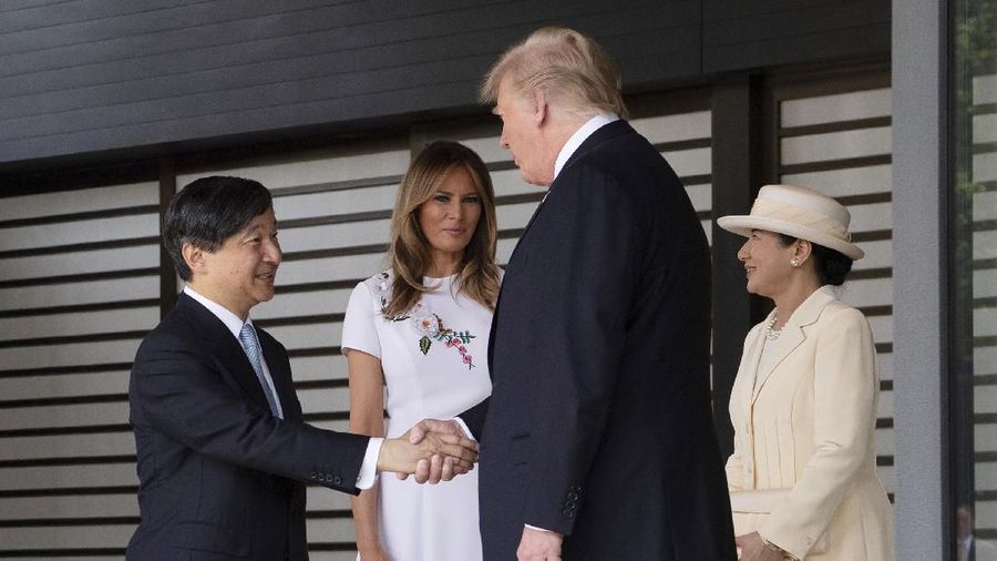Presiden Trump disambut oleh Naruhito, Kaisar Jepang, dan istrinya di Tokyo hari Senin (27/05) dalam upacara penyambutan resmi.