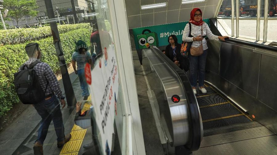 Penutupan sejumlah ruas jalan di DKI Jakarta masih berlanjut hari ini.
