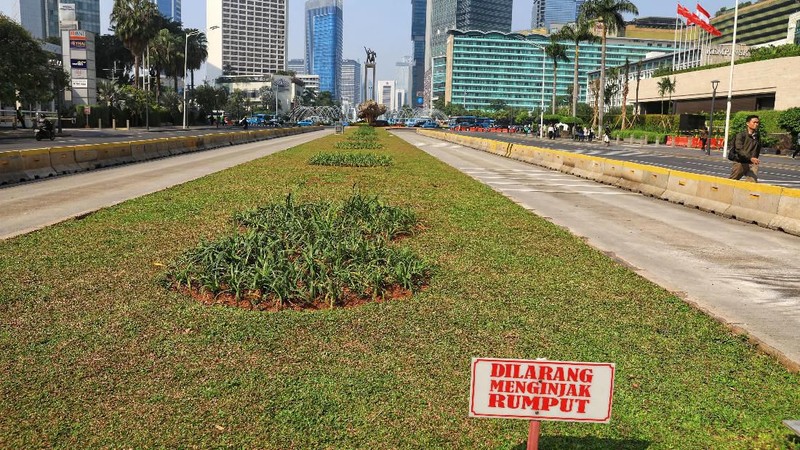 Penutupan sejumlah ruas jalan di DKI Jakarta masih berlanjut hari ini.