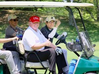 Usai Sumo & Main Golf, Trump & Abe Bahas Perjanjian Dagang
