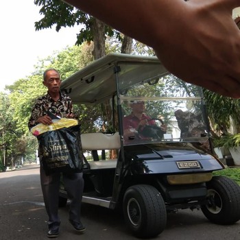 Warungnya Dijarah Massa, Bapak Tua Ini Diundang ke Istana