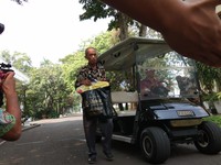 Warungnya Dijarah Massa, Bapak Tua Ini Diundang ke Istana