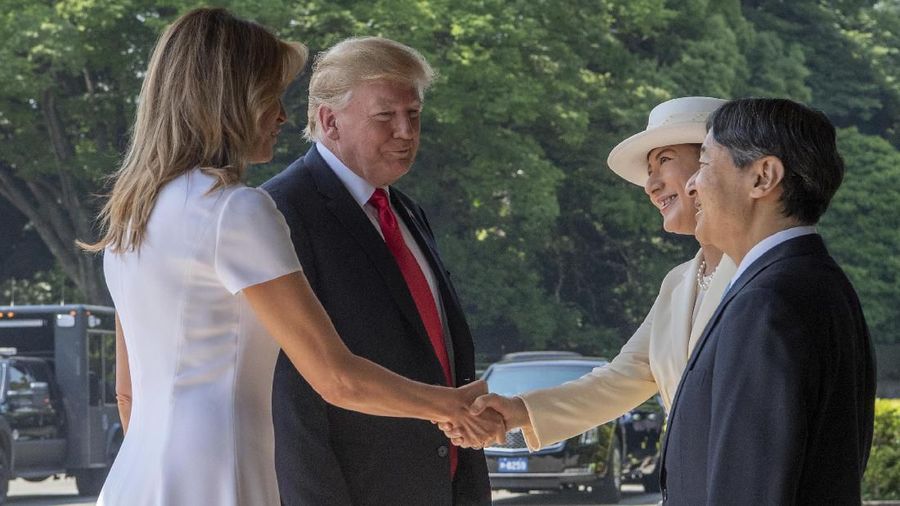Presiden Trump disambut oleh Naruhito, Kaisar Jepang, dan istrinya di Tokyo hari Senin (27/05) dalam upacara penyambutan resmi.