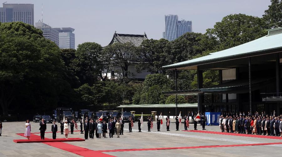 Presiden Trump disambut oleh Naruhito, Kaisar Jepang, dan istrinya di Tokyo hari Senin (27/05) dalam upacara penyambutan resmi.