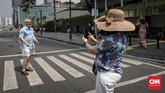 Warga yang sedang berlibur pun memanfaatkan momen lengang kawasan MH Thamrin untuk berfoto pascakerusuhan 21-23 Mei malam 2019. (CNNIndonesia/Safir Makki)