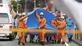 Polisi juga menemukan dua pisau yang dibuang dekat lokasi kejadian. (Kyodo/via REUTERS).