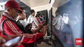 Calon penumpang kereta di Stasiun Pasar Senen, Jakarta, Selasa (28/5). Memasuki H-9 lebaran Idul Fitri, pemudik mulai memadati Stasiun Pasar Senen untuk mudik ke berbagai daerah di Pulau Jawa. (CNNIndonesia/Safir Makki)
