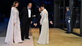 Ketika bergabung dengan pemerintahan Jepang untuk makan malam, Melania memilih untuk memakai gaun panjang loose bak kaftan bercape dari J. Mendel. (Kazuhiro Nogi/Pool via REUTERS)