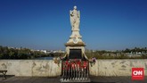 Salah satu sudut Roman Bridge yang terdapat patung Santo Rafael. Tak sedikit wisatawan yang berhenti untuk menyalakan lilin dan meletakan setangkai bunga.