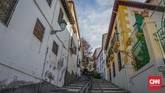Alhambra merupakan destinasi favorit yang berada di Granada, Andalusia, Spanyol. Jalan yang terjal dan menanjak harus ditempuh pengunjung sebelum tiba di Alhambra.