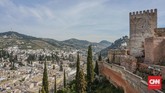 Dari sudut benteng Alcazaba di kompleks istana Alhambra, wisatawan bisa melihat sebagian kota Granada yang didominasi bangunan putih.