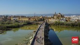Pemandangan ini berasal dari atas Torre de Calahorra. Dari atas bekas menara penjaga ini wisatawan dapat melihat pemandangan Roman Bridge dan Mezquita de Catedral Cordoba.