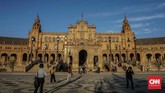 Destinas populer yang tak kalah ramai di Sevilla adalah Plaza de Espana atau sering juga disebut Spain Square.