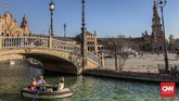 Plaza de Espana dikelilingi oleh sungai kecil dan terdapat air mancur Vicente Traver di tengahnya.