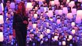 Dalam kunjungannya bersama istri PM Jepang, Akie Abe di Mori Building Digital Art Museum, Melania memakai jumpsuit dari Loro Piana seharga US$3.500 yang dipadukan dengan sepatu flat. (REUTERS/Athit Perawongmetha)