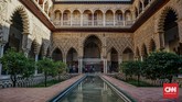 Palacio del rey Don Pedro menjadi salah satu bagian terpopuler dalam kompleks Real Alcazar. Bangunan ini memiliki kolam dengan refleksi bangunan di air.