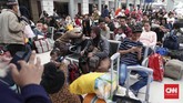 Stasiun Senen telah menyiapkan ketersediaan tiket, segi keamanan, pelayanan di atas kereta maupun area stasiun untuk menghadapi arus mudik dan arus balik KA yang berlangsung selama 22 hari, mulai 26 Mei–16 Juni 2019. (CNNIndonesia/Safir Makki)