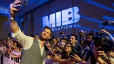 Uang yang akan dikumpulkan oleh aksi Hemsworth ini nantinya bakal digunakan untuk membantu anak-anak yang menjadi korban kekerasan baik di dalam maupun di luar rumah tangga. (Anthony Kwan/Getty Images for Sony Pictures Entertainment /AFP)