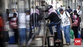 Penumpang diimbau agar tidak membeli tiket dari penawaran jasa perorangan atau calo karena dapat merugikan calon penumpang. (CNNIndonesia/Safir Makki)