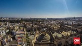 Pemandangan kota Sevilla yang indah bisa didapatkan oleh pengunjung jika berhasil sampai di puncak Menara Giralda setinggi 35 lantai.