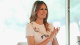 Gaun putih chic ini merupakan rancangan dari Carolina Herrera dan dijual seharga US$5.847. (REUTERS/Athit Perawongmetha)