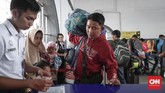 Sebanyak 1.319 personel yang terdiri dari 1.075 dari internal Daop 1 Jakarta yang mengelola Stasiun Senen dan Gambir diterjunkan selama musim mudik 2019. (CNNIndonesia/Safir Makki).