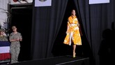 Jadwal kunjungan Melania dan Donald Trump di Jepang sudah berakhir. Melania meninggalkan Tokyo dengan menggunakan coat berwarna putih dan corak kuning yang cerah. (REUTERS/Jonathan Ernst)