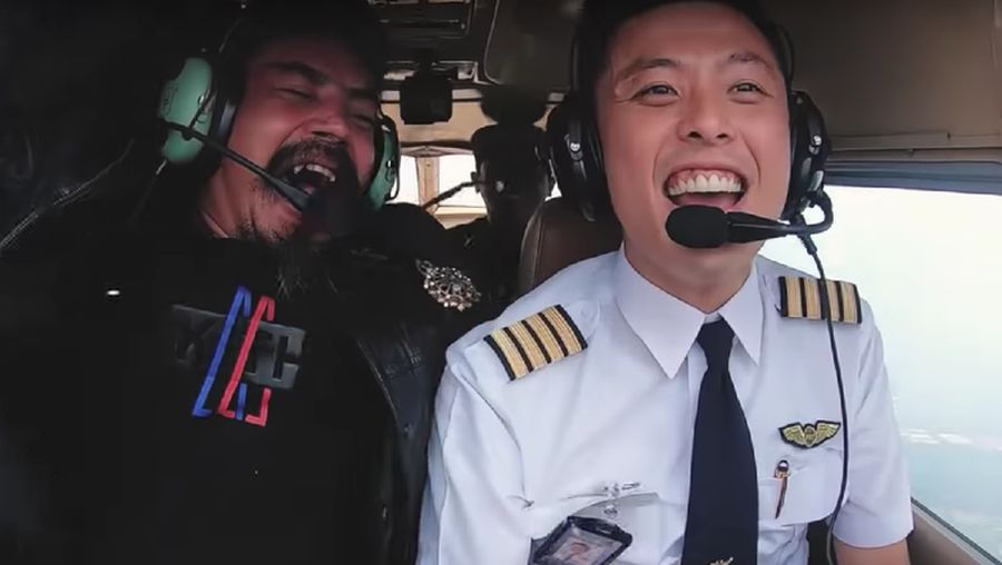 Captain Vincent Raditya saat terbang bersama Limbad (Screenshot Youtube)