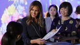 Melania didampingi Akie Abe yang menggunakan dress berwarna senada dengan Melania dan bermotif lingkaran emas. (REUTERS/Athit Perawongmetha)