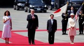 Ketika bertemu dengan Kaisar Baru Jepang Naruhito, Melania memakai gaun putih dengan bordiran bunga di sisinya. (REUTERS/Jonathan Ernst)