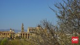 Tampak Mezquita Cordoba dari sisi lain Kota Cordoba yang dipisahkan oleh Sungai Guadalquivir.