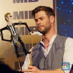 Girangnya Chris Hemsworth Dapat Wayang Kulit dari Indonesia