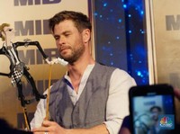 Girangnya Chris Hemsworth Dapat Wayang Kulit dari Indonesia