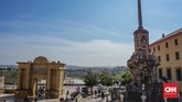 Tak jauh dari Mezquita, terdapat Jembatan Roman atau Roman Bridge yang akan membawa wisatawan ke sisi lain kota Cordoba sembari melihat Sungai Guadalquivir.