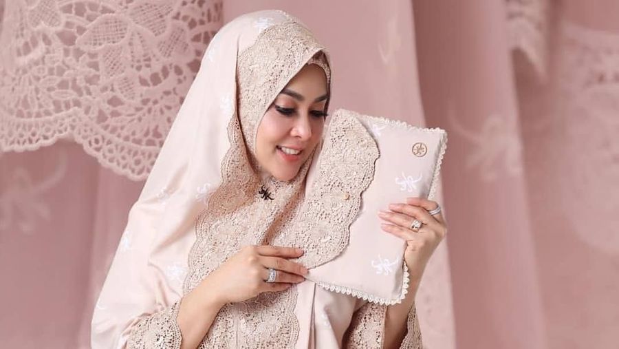 mukena berhiaskan emas 24 karat dengan nama 'Mukena FatimahSyahrini' yang sudah dirilis belum lama ini yang di banderol Rp 3,5 juta.