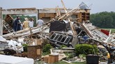 Begitu kencang angin yang dibawa tornado tersebut, sejumlah bangunan dilaporkan rata dengan tanah. (AP Photo/John Minchillo)