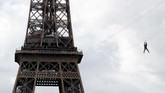Tentu saja ada persyaratan khusus untuk bisa meluncur dengan zipline ini, karena aktivitas ini cukup berisiko. (AFP/ FRANCOIS GUILLOT)