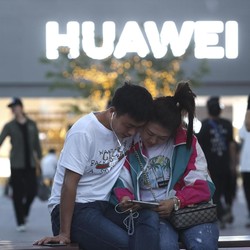 Pisau Bermata Dua Kemurahan Hati Donald Trump ke Huawei