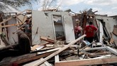 Namun, sebagian warga tak begitu peduli dengan banjir itu saat ini. Mereka hanya ingin selamat dari sapuan tornado. (Reuters/Kyle Grillot)
